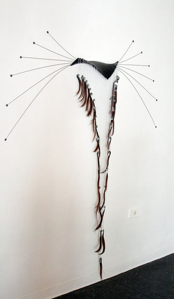 Escultura dicotomía de vértebra y cabello II hecha en acero, hierro galvanizado, estaño y cabello
