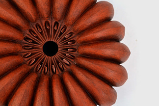 escultura hecha en cerámica inspirada en la semilla de jabillo
