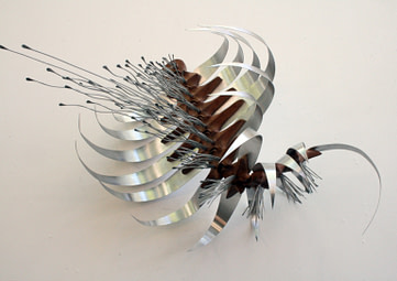 escultura articulada de la serie tórax n°3, hecha en aluminio y madera tallada