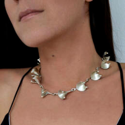 collar corazón, foto de modelo con collar de diseño orgánicohecho en plata