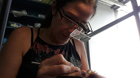 foto de la artista en el taller