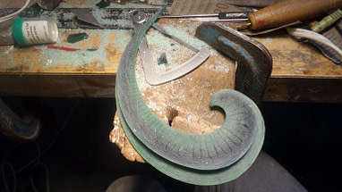 fase intermedia en la talla de la cera verde para joyería en a elaboración del collar drosera