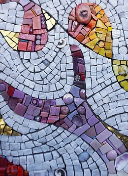 mosaico realizado con smalti de colores y con apliques en lámina de oro blanco y piedras como marmol y granito, conchas de mar y cristal de murano