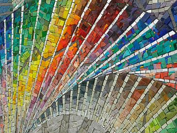 mosaico realizado con smalti de colores y con apliques en lámina de oro blanco y piedras como marmol y granito