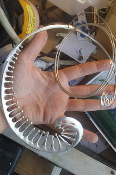 collar drosera fundido en plata sin el acabado, en proceso de construcción